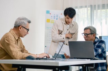 Asyalı Eğitmen Yazılım Programlama ve Eğitim İşbirliğinde Kıdemli Öğretmenlik Yapıyor