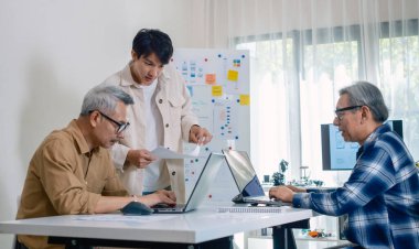 Asyalı Eğitmen Yazılım Programlama ve Eğitim İşbirliğinde Kıdemli Öğretmenlik Yapıyor