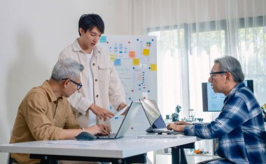 Asyalı Eğitmen Yazılım Programlama ve Eğitim İşbirliğinde Kıdemli Öğretmenlik Yapıyor