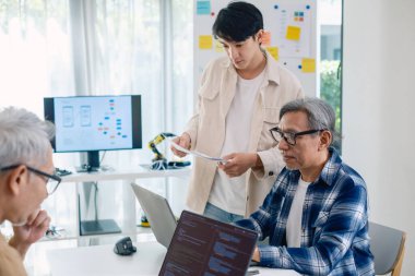 Asyalı Eğitmen Yazılım Programlama ve Eğitim İşbirliğinde Kıdemli Öğretmenlik Yapıyor