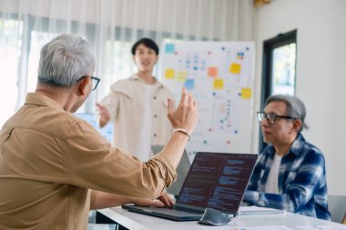 Asya kıdemli acemi birliği yazılım eğitimi ve beyaz tahta işbirliği ile programlama istiyor ve öğreniyor