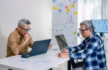 Bir bilgisayar programlama kampına katılan son sınıf öğrencisi erkek, becerilerini ve kodlama öğrenme becerilerini geliştiriyor ve Gail beyin fırtınası ve kodlama projesinde işbirliği yapıyor. 