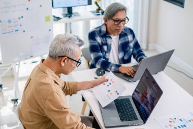 Bir bilgisayar programlama kampına katılan son sınıf öğrencisi erkek, becerilerini ve kodlama öğrenme becerilerini geliştiriyor ve Gail beyin fırtınası ve kodlama projesinde işbirliği yapıyor. 