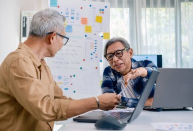 Bir bilgisayar programlama kampına katılan son sınıf öğrencisi erkek, becerilerini ve kodlama öğrenme becerilerini geliştiriyor ve Gail beyin fırtınası ve kodlama projesinde işbirliği yapıyor. 