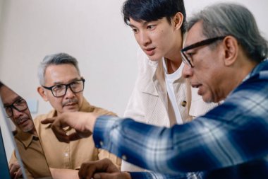 Asyalı Eğitmen Yazılım Programlama ve Eğitim İşbirliğinde Kıdemli Öğretmenlik Yapıyor