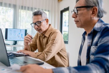 Bir bilgisayar programlama kampına katılan son sınıf öğrencisi erkek, becerilerini ve kodlama öğrenme becerilerini geliştiriyor ve Gail beyin fırtınası ve kodlama projesinde işbirliği yapıyor. 