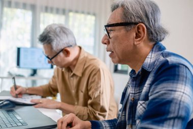 Bir bilgisayar programlama kampına katılan son sınıf öğrencisi erkek, becerilerini ve kodlama öğrenme becerilerini geliştiriyor ve Gail beyin fırtınası ve kodlama projesinde işbirliği yapıyor. 