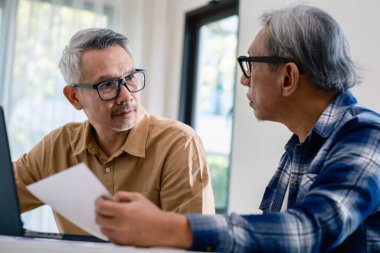 Bir bilgisayar programlama kampına katılan son sınıf öğrencisi erkek, becerilerini ve kodlama öğrenme becerilerini geliştiriyor ve Gail beyin fırtınası ve kodlama projesinde işbirliği yapıyor. 