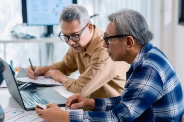 Bir bilgisayar programlama kampına katılan son sınıf öğrencisi erkek, becerilerini ve kodlama öğrenme becerilerini geliştiriyor ve Gail beyin fırtınası ve kodlama projesinde işbirliği yapıyor. 