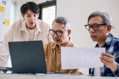 Asyalı Eğitmen Yazılım Programlama ve Eğitim İşbirliğinde Kıdemli Öğretmenlik Yapıyor