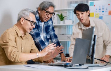 Ofis çalışma alanındaki beyin fırtınası ve kodlama projesinde işbirliği yapan geliştiriciler takımı