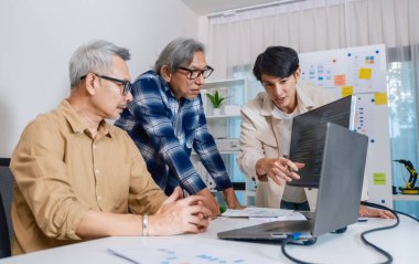 Ofis çalışma alanındaki beyin fırtınası ve kodlama projesinde işbirliği yapan geliştiriciler takımı