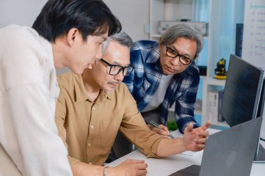 Ofis çalışma alanındaki beyin fırtınası ve kodlama projesinde işbirliği yapan geliştiriciler takımı