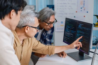 Ofis çalışma alanındaki beyin fırtınası ve kodlama projesinde işbirliği yapan geliştiriciler takımı