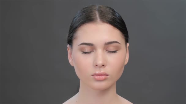 Närbild Vacker Kvinna Sakta Öppna Ögonen Emotionless Asiatisk Tjej Tittar — Stockvideo