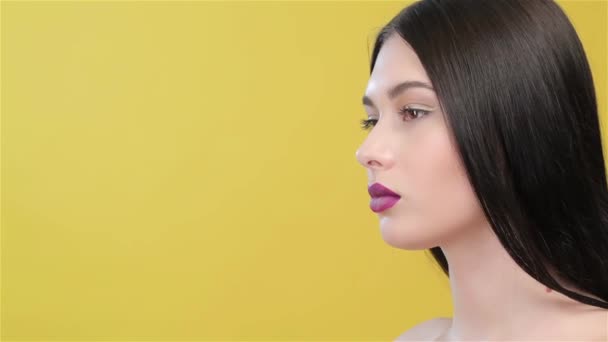 Vacker Asiatisk Tjej Gör Tystnad Gest Attraktiv Kvinnlig Modell Poserar — Stockvideo