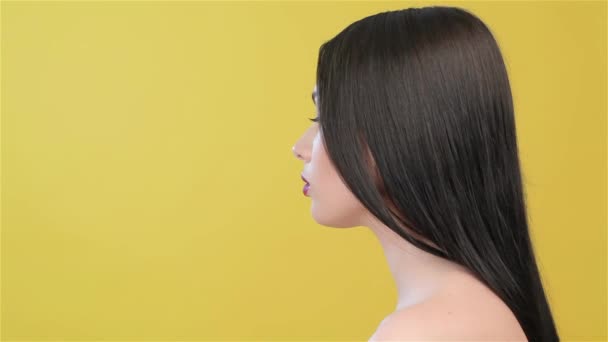 Hübsche Asiatische Frau Dreht Ihren Kopf Die Kamera Verführerisches Weibliches — Stockvideo
