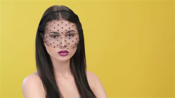 Seksi Peçeli Kadın Kameradan Yüzünü Dönme Baştan Çıkarıcı Asyalı Kız — Stok video