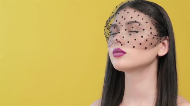Peçeli Asyalı Kız Muhteşem Gözlerini Kapatıyor Baştan Çıkarıcı Genç Kız — Stok video