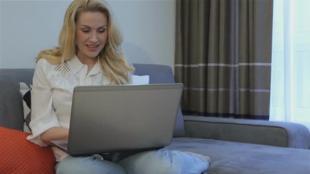 Mooie Kaukasische Vrouw Berichten Laptop Thuis Mooie Blonde Vrouw Smilling — Stockvideo