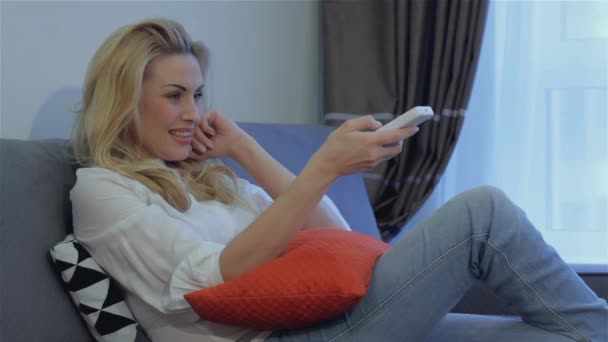 Hermosa Joven Aprobando Ver Televisión Casa Mujer Rubia Bonita Mostrando — Vídeo de stock