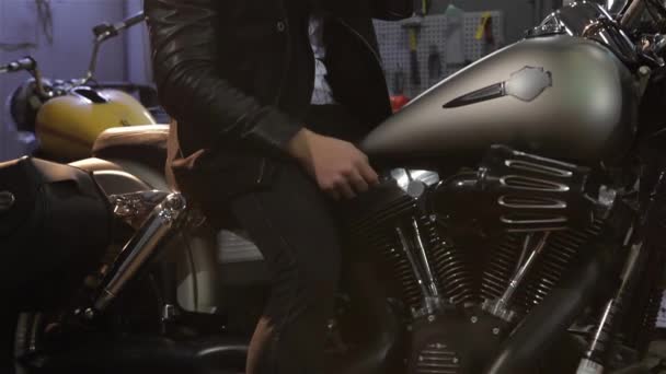 Kavkazská Mužské Motorkář Při Pohledu Zrcadla Motocyklu Vousatý Muž Opravuje — Stock video