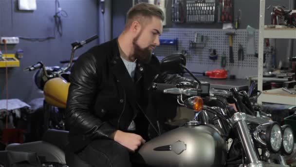 Kaukasiska Manlig Biker Hålla Sina Händer Motorcykel Styre Attraktiva Cool — Stockvideo