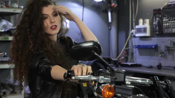 Atractiva Motociclista Agitando Pelo Motocicleta Mujer Joven Sexy Con Mejilla — Vídeo de stock