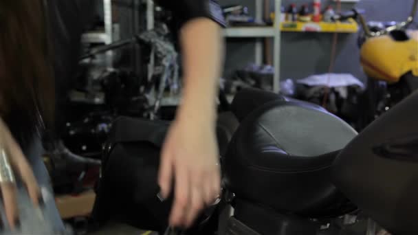 Giovane Motociclista Accovacciata Vicino Alla Moto Primo Piano Una Donna — Video Stock