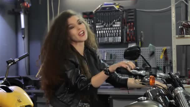 Fiatal Női Motoros Táncol Helikopteren Mototrcycle Műhelyben Csinos Kaukázusi Rázza — Stock videók