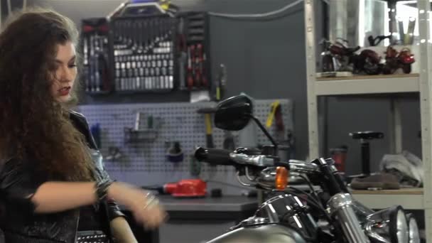 Nádherná Žena Motorkářka Pohybující Své Kudrnaté Vlasy Motocyklové Dílně Hezká — Stock video