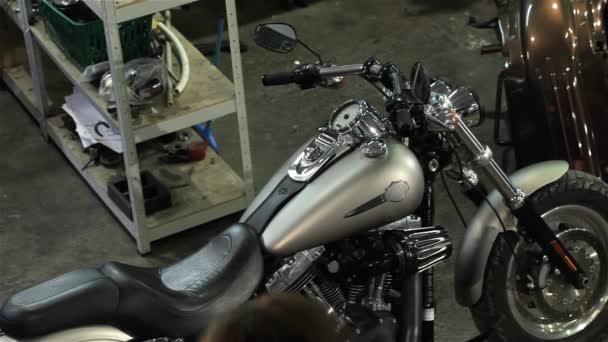 Досить Жіночий Байкер Позує Подрібнювач Мотоциклетній Майстерні Висококутний Знімок Привабливої — стокове відео