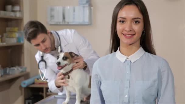 Woman Gestures Good Quality Veterinarian Clinic Pretty Caucasian Woman Standing — Stock Video