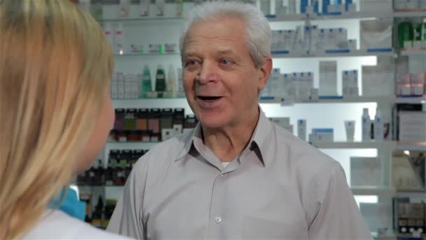 Blonde Apothekerin Gibt Kundin Der Drogerie Eine Blase Roter Pillen — Stockvideo