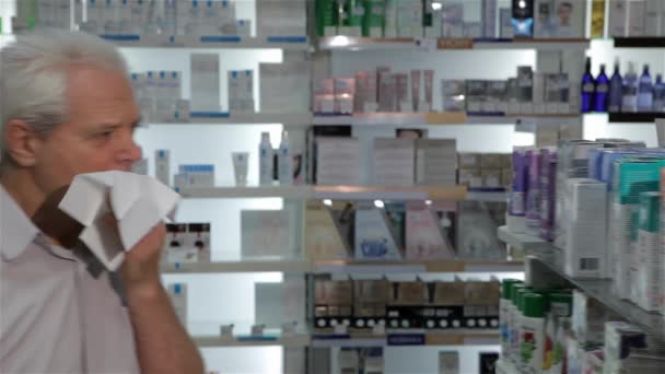 기침으로 약국에 손수건으로 남자는 약국에서 디스플레이 — 비디오