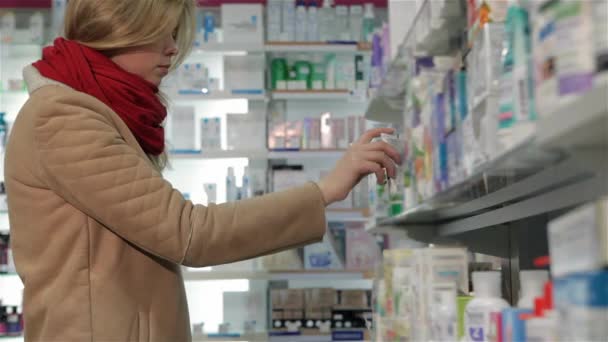 Приваблива Жінка Замовник Бере Мазь Полиці Аптеці Молода Біла Жінка — стокове відео