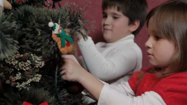 Dos Niños Caucásicos Decorando Árbol Navidad Niño Niña Preparándose Para — Vídeos de Stock