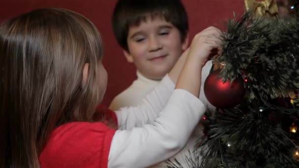 Malý Chlapec Závěsná Dekorace Luk Vánoční Stromeček Kavkazské Chlapeček Snaží — Stock video
