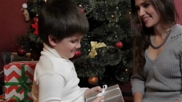Attraktive Mutter Und Ihr Kleiner Sohn Beim Eskimo Kuss Weihnachtsbaum — Stockvideo