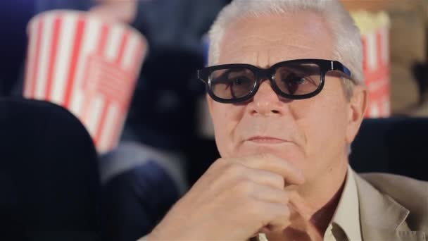 Hombre Caucásico Mayor Frotándose Barbilla Cine Primer Plano Del Anciano — Vídeos de Stock