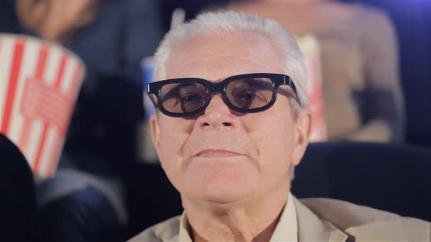 Κοντινό Πλάνο Της Ανώτερος Άνθρωπος Γελούσε Στο Σινεμά Γκρίζα Μαλλιά — Αρχείο Βίντεο