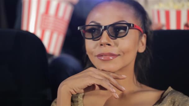 Sinemada Boyutlu Gözlüklü Çekici Siyahi Kadın Elini Çenesinin Yakınında Tutuyor — Stok video