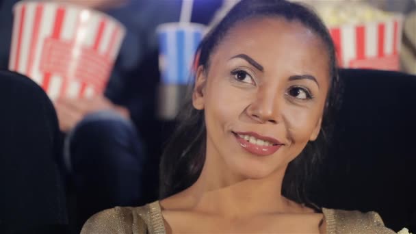 영화관에서 여성의 클로즈업 매력적인 아프리카계 미국인 시네마에서 그녀의 치아를 보여주는 — 비디오