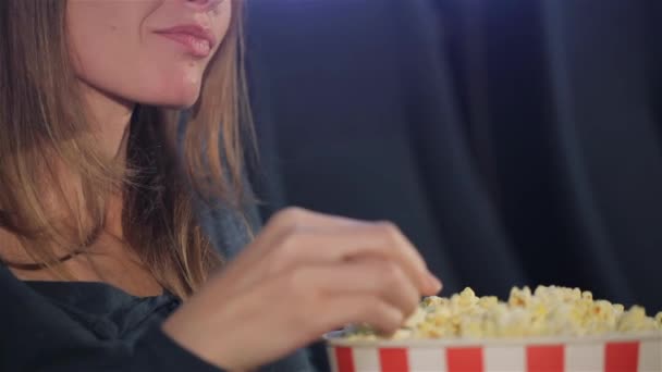 Średnim Wieku Kobiety Płatki Popcorn Wiaderka Kinie Zbliżenie Kaukaski Kobieta — Wideo stockowe