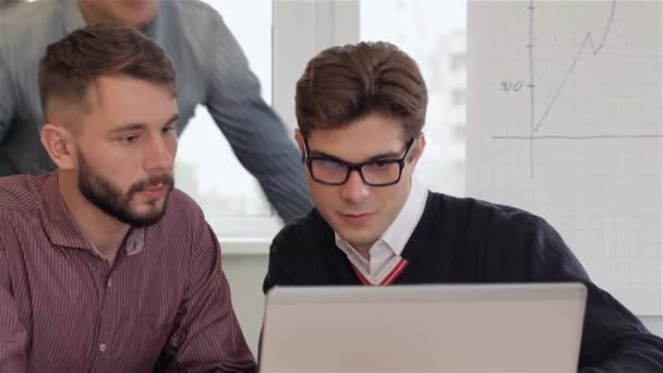 Vier Jonge Creatieve Managers Kijken Naar Laptop Kantoor Blond Man — Stockvideo