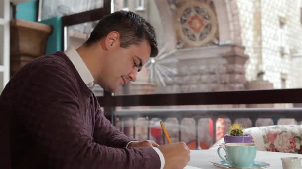 Hombre Atractivo Escribiendo Cuaderno Café Vista Lateral Del Joven Sosteniendo — Vídeos de Stock