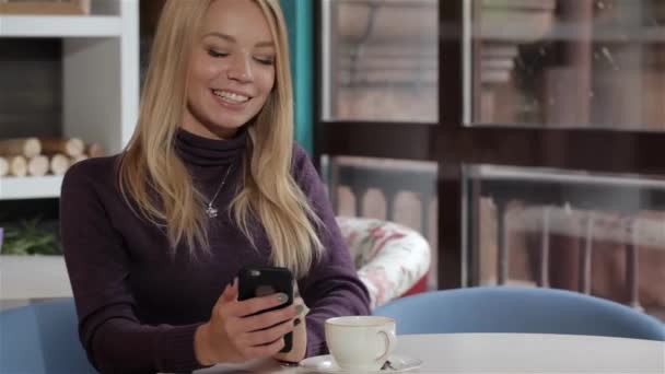 Junge Frau Die Mit Ihrem Handy Café Nachrichten Sendet Attraktives — Stockvideo