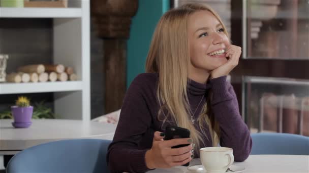 Hübsches Blondes Mädchen Träumt Mit Smartphone Der Hand Café Junge — Stockvideo