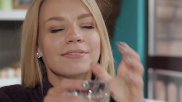 Uma Rapariga Caucasiana Atraente Beber Uma Bebida Café Mulher Loira — Vídeo de Stock