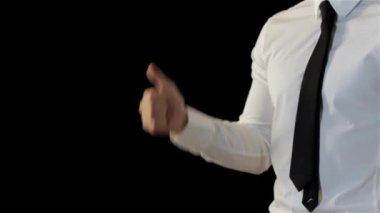 Parmağını siyah arka plan üzerinde izole gösteren adam. Şık adam el kaliteli. Adam beyaz gömlek ve siyah kravat viraj kolu